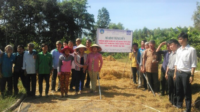 Dự án VnSAT Long An tập huấn và xây dựng mô hình sử dụng sản phẩm phụ từ lúa, gạo để trồng nấm, làm phân hữu cơ giúp nông dân giải bài toán ô nhiễm môi trường, tăng thêm thu nhập. Ảnh: Trung Chánh.