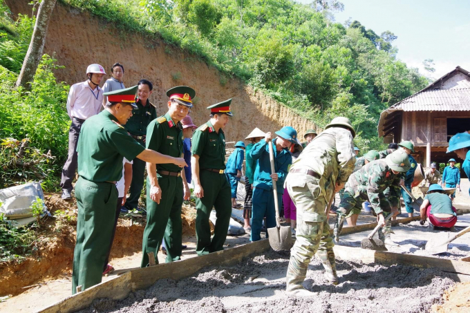 08053549bo_chqs_tinh_nghe_an_giup_xa_nam_giai_xay_dung_nong_thon_moi-080535.jpg Bộ đội giúp dân bê tông hóa đường giao thông nông thôn.