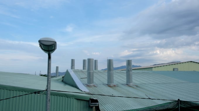 fsafdfs-1151_20200723_0.jpeg Các ống khói xả của cơ sở sản xuất của Công ty TNHH Một thành viên Thanh Khuê, ở xã Vĩnh Phương, TP Nha Trang (Khánh Hòa). Ảnh: KS.