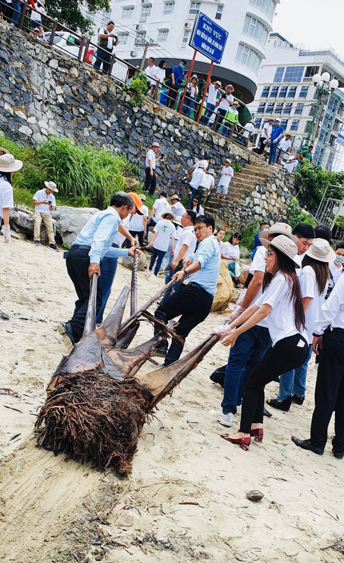 Những 'điểm nóng' về ô nhiễm môi trường đang tạo áp lực lớn cho ngành du lịch biển. Ảnh: Minh Vương.