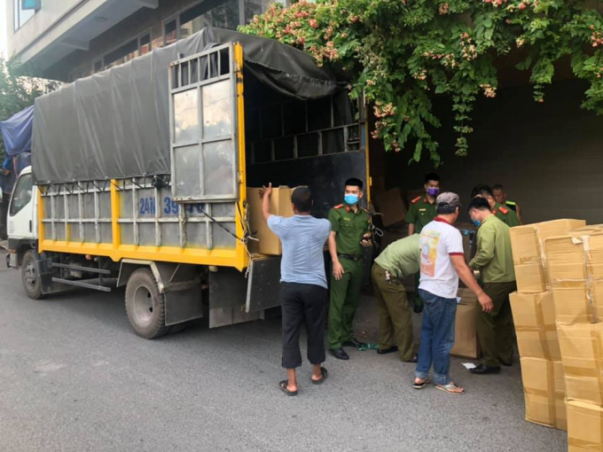 Lực lượng chức năng kiểm đếm số thùng chứa khẩu trang y tế không rõ nguồn gốc. Ảnh: An Lãng.