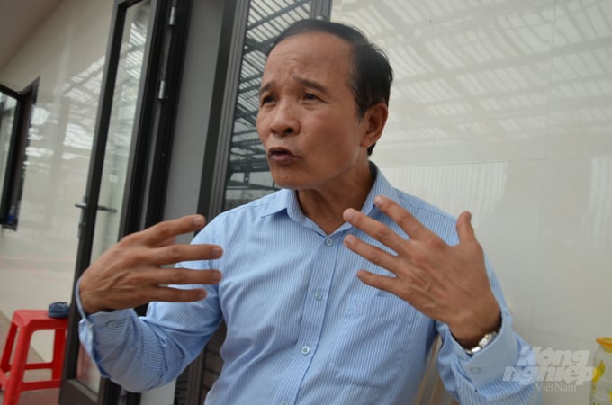 Chủ vườn lan đột biến, ông Nguyễn Bá Toan. Ảnh: Dương Đình Tường.