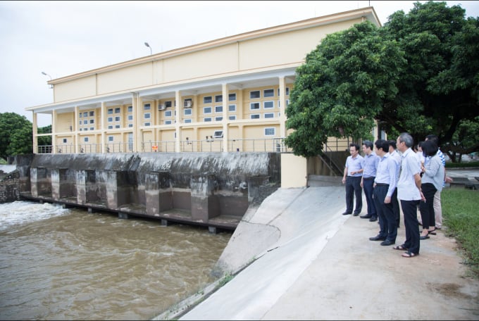 tl-04-1311_20200812_284.jpeg Luật Thủy lợi hiện hành quy định Bộ NN-PTNT và UBND các tỉnh là cơ quan cấp phép xả thải vào công trình thủy lợi theo phân cấp quản lý. Ảnh: Minh Phúc.