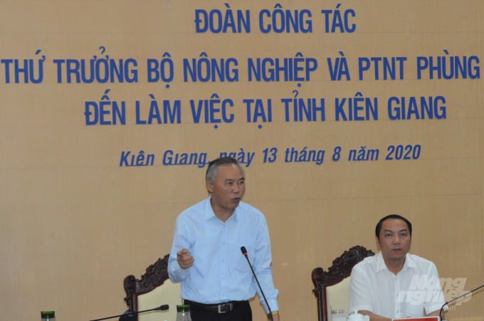 Thứ trưởng Bộ NN-PTNT Phùng Đức Tiến phát biểu chỉ đạo tại buổi làm việc. Ảnh: Trung Chánh.