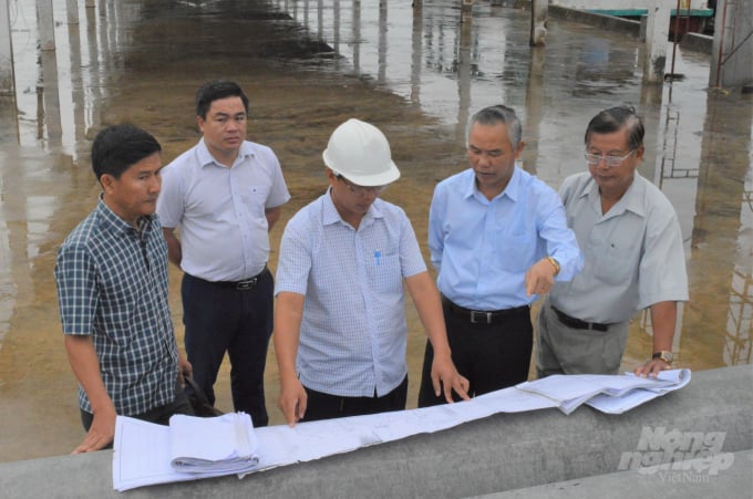 Thứ trưởng Bộ NN-PTNT Phùng Đức Tiến (thứ 2 từ phải qua), kiểm tra công tác đầu tư, mở rộng cảng cá Tắc Cậu tại huyện Châu Thành, Kiên Giang, sáng 13/8. Ảnh: Trung Chánh.