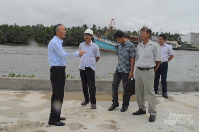 Thứ trưởng Bộ NN-PTNT Phùng Đức Tiến (ngoài cùng, bên trái), kiểm tra công tác chống khai thác IUU tại cảng cá Tắc Cậu tại huyện Châu Thành, Kiên Giang, sáng 13/8. Ảnh: Trung Chánh.