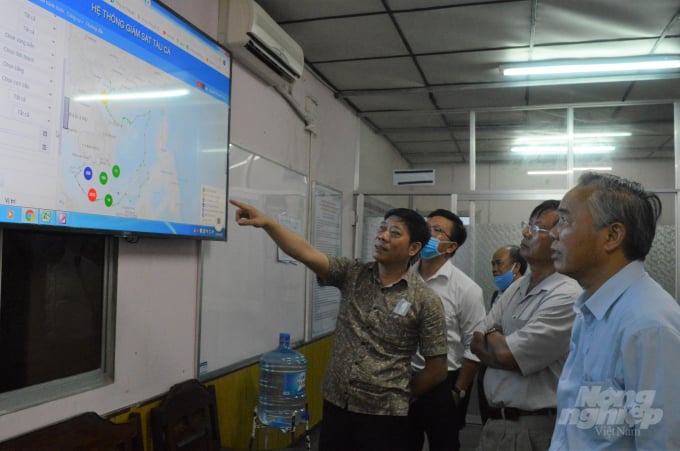Đoàn công tác của Bộ NN-PTNT do Thứ trưởng Phùng Đức Tiến làm trưởng đoàn, kiểm tra hệ thống giám sát tàu cá, tại Chị cục Thủy sản Kiên Giang, sáng 13/8. Ảnh: Trung Chánh.