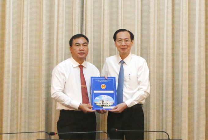 nn2-1237_20200824_95.jpg Phó Chủ tịch Thường trực UBND TP.HCM Lê Thanh Liêm trao quyết định bổ nhiệm ông Phạm Đình Dũng, Giám đốc Trung tâm Nghiên cứu và Phát triển Nông nghiệp Công nghệ cao giữ chức vụ Phó Trưởng ban Ban Quản lý Khu Nông nghiệp Công nghệ cao TP.HCM.