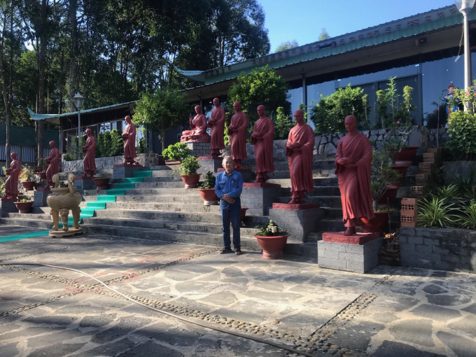 phuoc-son-thien-tu-noi-tac-gia-tu-tap1-1101_20200825_132.jpg Bên sân Phước Sơn thiền tự.