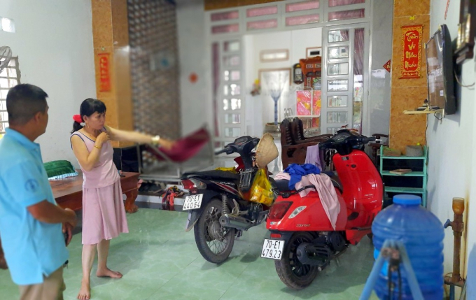111-1215_20200826_783.jpg Người dân phản ánh nước trong khu vực nhà máy mì Tư Bông bị nhiễm phèn. Ảnh: Trần Trung.