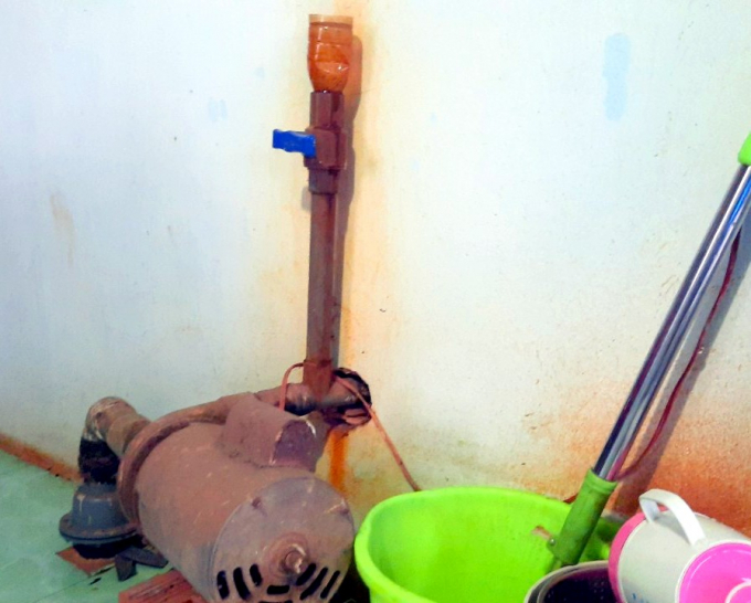 222-1215_20200826_943.jpg Người dân phản ánh nước trong khu vực nhà máy mì Tư Bông bị nhiễm phèn. Ảnh: Trần Trung.