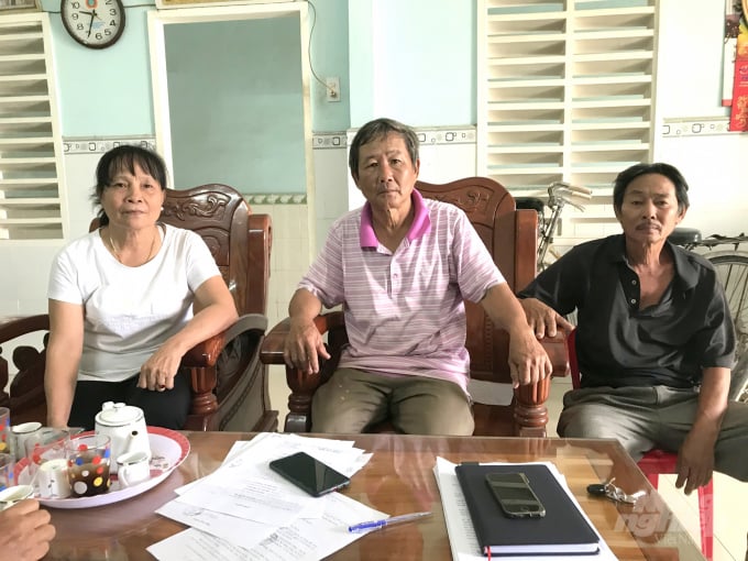 Đại diện 3 hộ dân bỗng dưng mất đất bức xúc trình bày vụ việc với PV NNVN. Ảnh: Vũ Đình Thung.