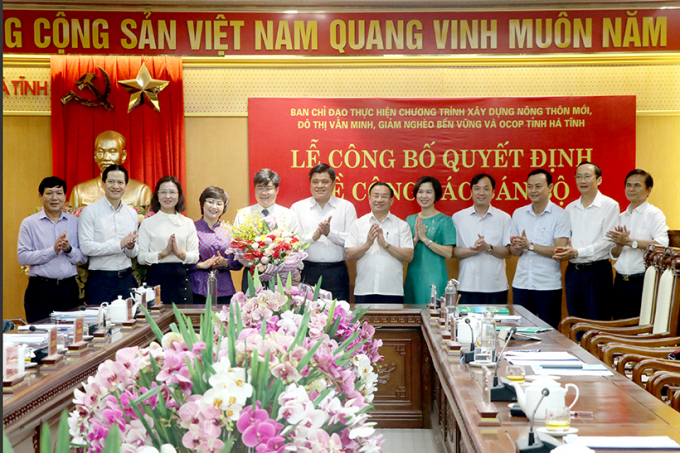 img_8358-0947_20200908_837.jpg Lãnh đạo Bộ NN-PTNT, tỉnh Hà Tĩnh chụp ảnh lưu niệm với tân Phó Chánh Văn phòng NTM tỉnh Hà Tĩnh Phương Đình Anh (tứ 5 từ trái sang). Ảnh: N.Thắng.