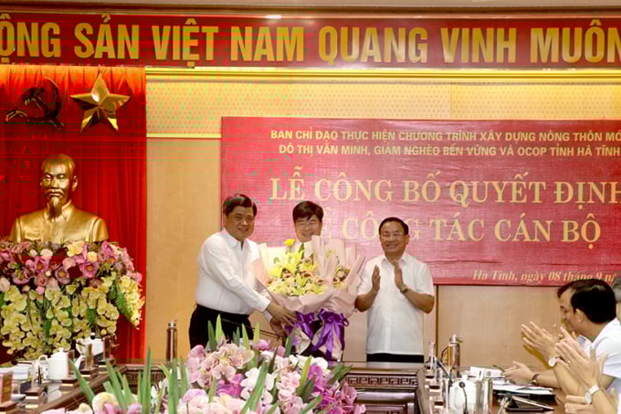 pho-chanh-van-phong-ntm-trung-uong-lam-pho-chanh-van-phong-ntm-ha-tinh-0954_20200908_899.jpg Thứ trưởng Trần Thanh Nam (bên trái) và Bí thư Tỉnh ủy Hà Tĩnh tặng hoa chúc mừng ông Phương Đình Anh. Ảnh: N.Thắng.