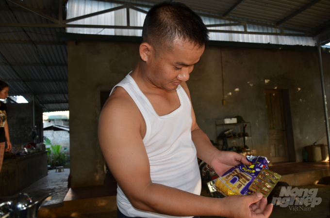 Những loại thuốc, đường mà anh Tuyến truyền cho cam. Ảnh: Dương Đình Tường.