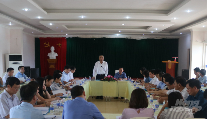 Thứ trưởng Phùng Đức Tiến yêu cầu tỉnh Nam Định cần tiếp tục thực hiện tốt công tác thú y, phòng chống dịch bệnh trong chăn nuôi, nuôi trồng thủy sản. Ảnh: Trịnh Hải.