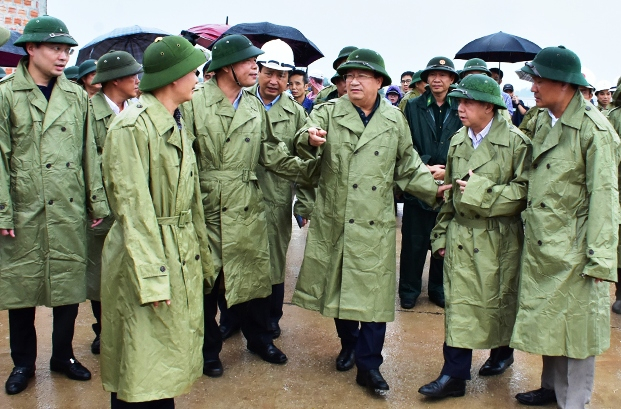 Phó Thủ tướng Chính phủ Trịnh Đình Dũng cùng đoàn công tác kiểm tra công tác ứng phó bão số 5 ở tỉnh Thừa Thiên - Huế. Ảnh: T.T