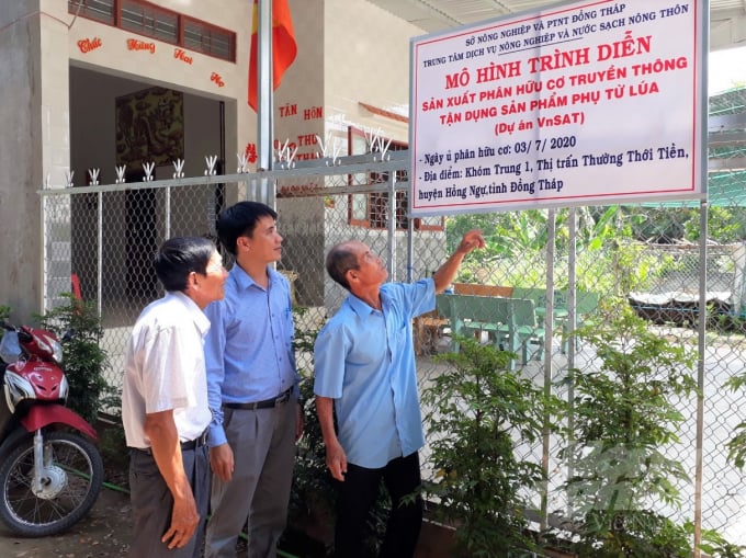 Xã viên Hợp tác xã Phước Tiền (huyện Hồng Ngự), tận dụng nguồn phụ phẩm nông nghiệp ủ phân hữu cơ, vừa phục vụ sản xuất vừa bảo vệ môi trường. Ảnh: Trung Chánh.