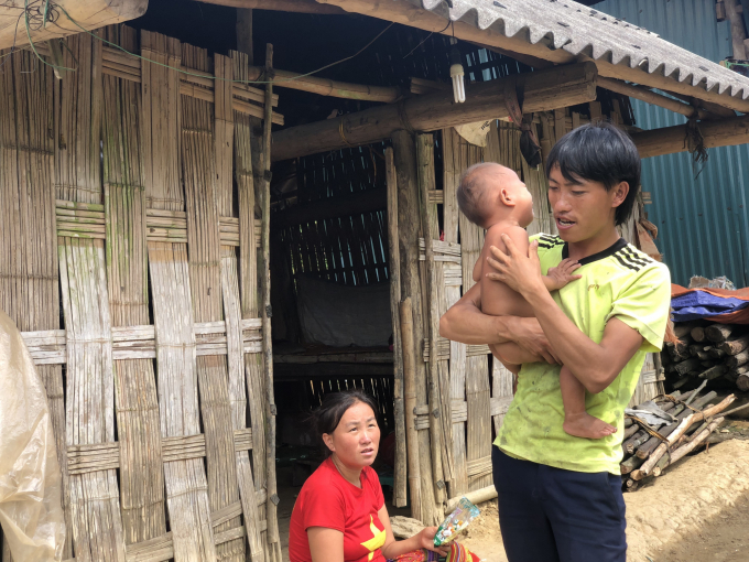 3-dua-tre-o-phia-ben-kia-doi-cao-1006_20200924_284.jpg Anh Ma Seo Sỉn bên căn nhà liếp. Ảnh: H.Đ.