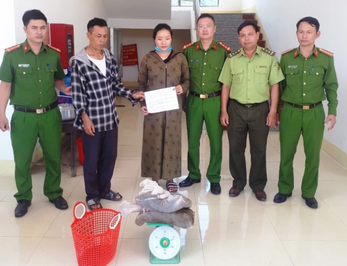 z2091734702024_aac3e00631d6b2b19b25e5d247bc33f7-0917_20200924_855.jpg Đối tượng mua bán rắn hổ mang chúa bị bắt giữ. Ảnh: Công an cung cấp.
