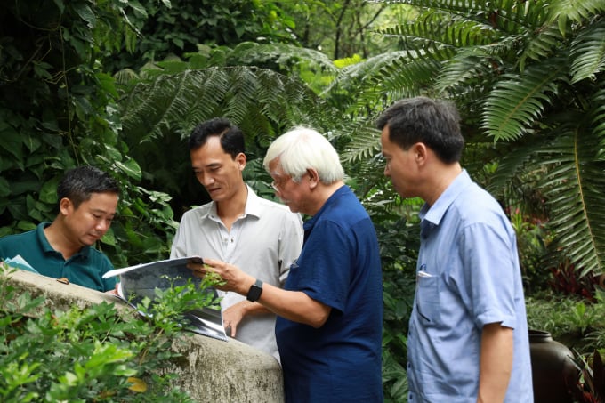 hai_1539-1249_20200927_390.jpg Nhà sử học Dương Trung Quốc nặng lòng với những phế tích ở Ba Vì. Ảnh: CN.