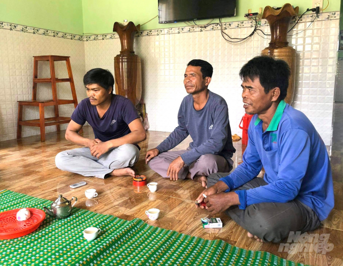 Những người dân xã Canh Hòa (huyện Vân Canh, Bình Định) khai hoang đất trồng rừng nguyên liệu nhưng bị xã thu hồi, sau đó xã lại cấp đất này cho người khác nên rất bức xúc. Ảnh: Vũ Đình Thung.
