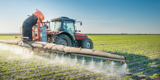 Nông dân Argentina phun thuốc diệt cỏ, trong đó có chứa chất glyphosate gây ảnh hưởng tới sự phát triển của nòng nọc và ếch con.