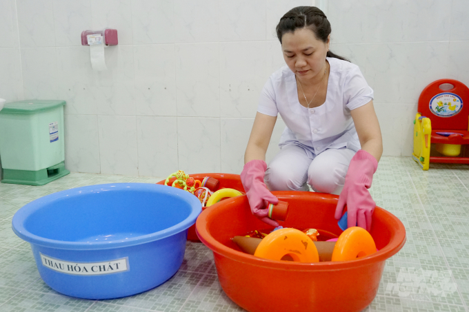 Vệ sinh đồ chơi cho trẻ sạch sẽ. Ảnh: Nguyễn Thủy.