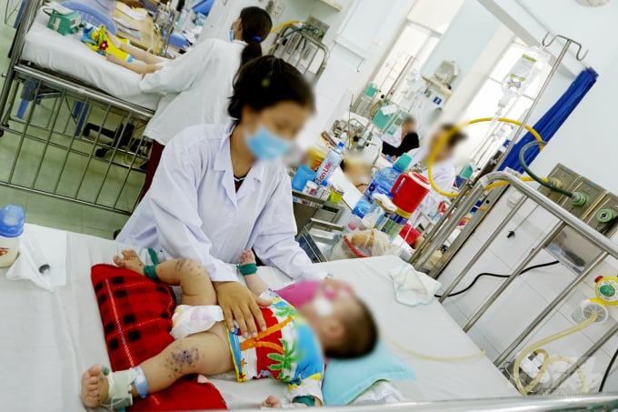 Khi phát hiện trẻ có dấu hiệu nghi ngờ mắc bệnh cần đưa đi khám hoặc thông báo ngay cho cơ quan y tế gần nhất. Ảnh: Nguyễn Thủy.