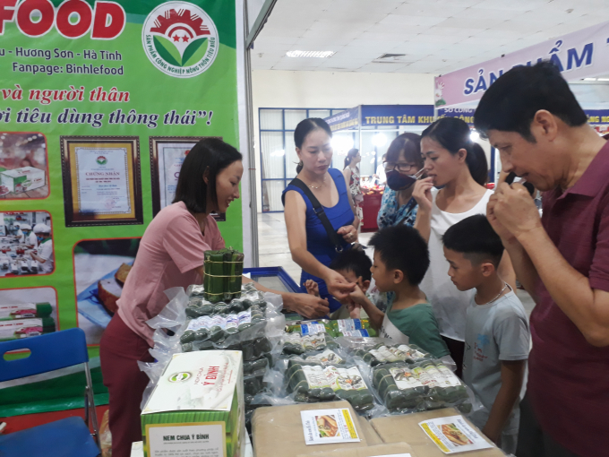 Hội chợ đã thu hút nhiều tầng lớp người dân Thủ đô đến tham quan, thưởng thức, mua sắm những sản phẩm đặc sắc, đảm bảo an toàn, chất lượng của các tỉnh thành trên cả nước.