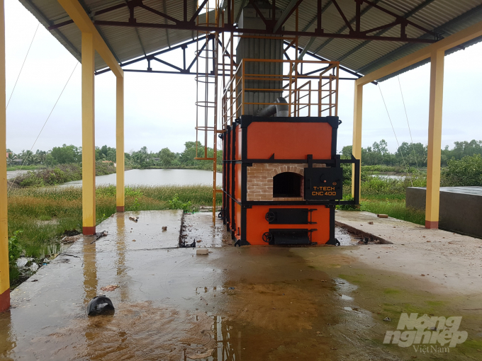 Khu vực lò đốt rác nằm cạnh ao nuôi tôm của các hộ dân gây bức xúc. Ảnh: NNVN.