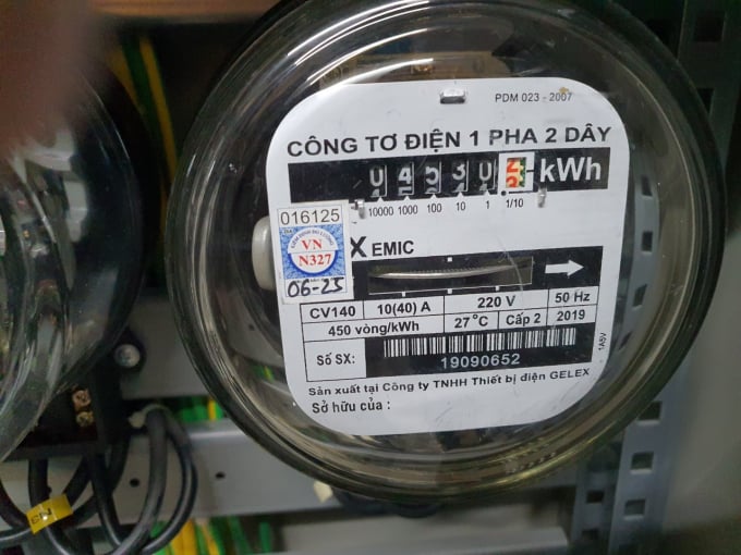 z2111507356923_ea66fd6656505ad387a4b258b84952d4-1645_20201012_635.jpg Công tơ điện mà Chủ đầu tư chung cư Việt Đức Complex lắp cho cư dân là loại chưa được ngành điện kiểm định. Ảnh: Văn Việt.