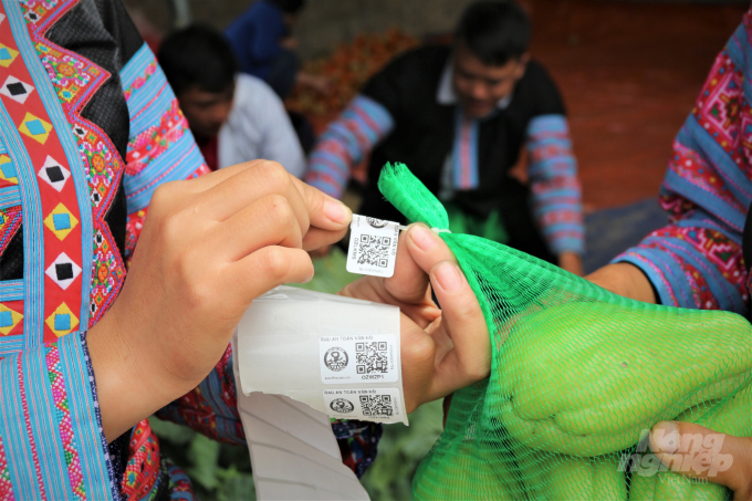 Nông sản Vân Hồ được gắn mã QR Code để phục vụ truy suất nguồn gốc. Ảnh: Phạm Hiếu.