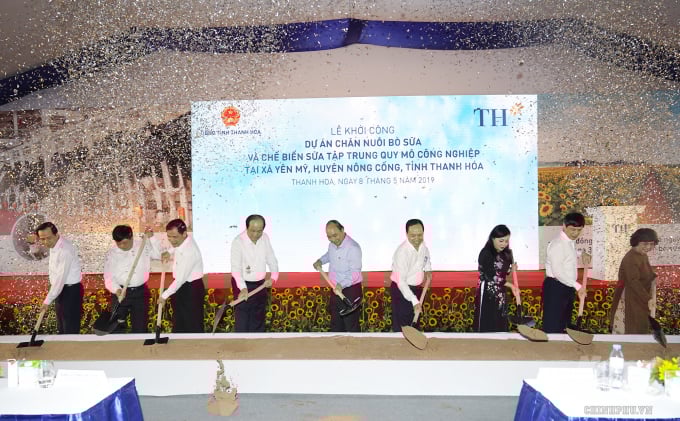 Thủ tướng Chính phủ Nguyễn Xuân Phúc và Bộ trưởng Bộ NN – PTNT Nguyễn Xuân Cường cùng lãnh đạo các Bộ, ngành; lãnh đạo tỉnh Thanh Hóa khởi công dự án chăn nuôi bò sữa do Tập đoàn TH đầu tư tại Thanh Hóa. Ảnh: Đinh Tùng