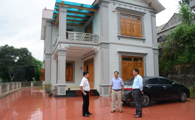 1615103a4-161510.jpg Khách đến mua hàng của gia đình ông Nghị.