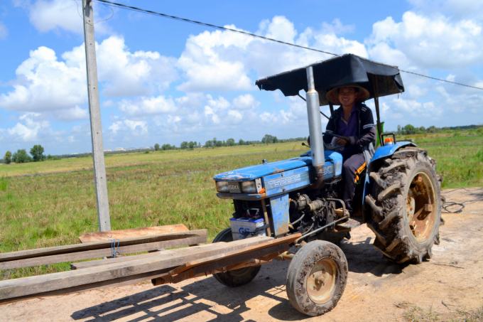 Từ hiệu quả kinh tế mang lại, ông Sáu đầu tư hệ thống điện, đường vừa phục vụ sản xuất của gia đình vừa giúp bà con trong vùng được hưởng lợi. Ảnh: Trần Trung.