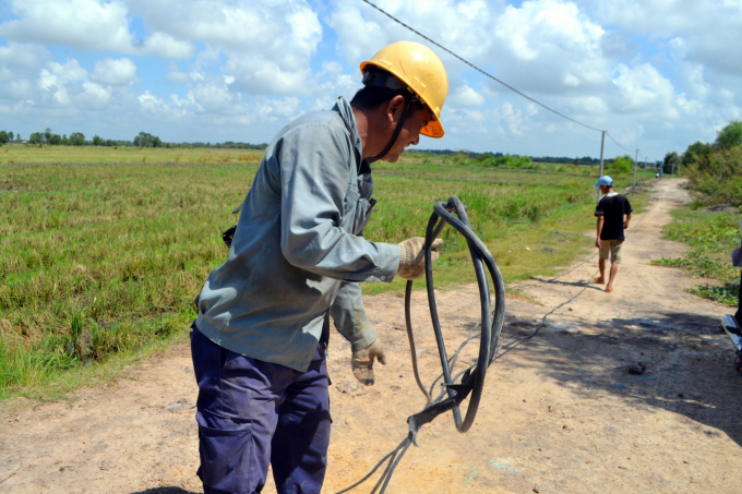 Từ hiệu quả kinh tế mang lại, ông Sáu đầu tư hệ thống điện, đường vừa phục vụ sản xuất của gia đình vừa giúp bà con trong vùng được hưởng lợi. Ảnh: Trần Trung.
