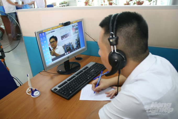 watermark_bn-1217_20201018_670.jpg Trung tâm đẩy mạnh giới thiệu việc làm online. Ảnh: HG.