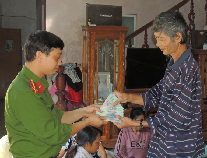 ha-nam-1632_20201024_785.jpg Công an xã Tiên Tân trả lại gần 50 triệu đồng cho ông Nguyễn Đức Công. Ảnh: Lê Phượng.