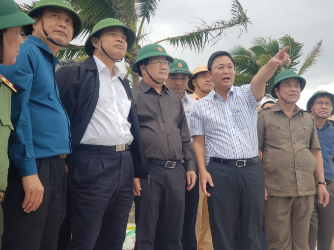 Phó Thủ tướng Trịnh Đình Dũng và Bộ trưởng Bộ NN-PTNT Nguyễn Xuân Cường kiểm tra công tác ứng phó bão số 9 tại biển Cửa Đại (TP Hội An, Quảng Nam). Ảnh: L.K.