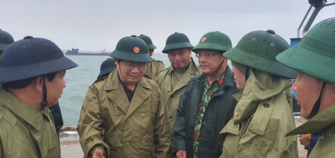 Tỉnh Quảng Ngãi được dự báo là tâm bão, Phó Thủ tướng Trịnh Đình Dũng yêu cầu ngành chức năng địa phương phải khẩn trương di dời người dân ở vùng nguy hiểm. Ảnh: L.K.