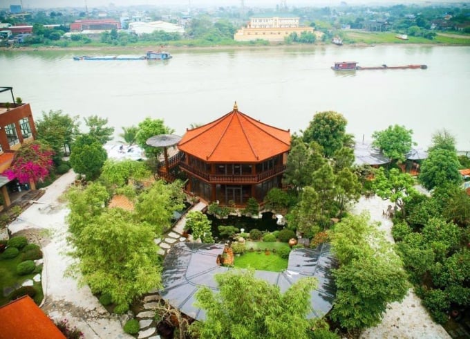 Công trình 'khủng' này xây dựng rất hoành tráng, nằm bên ngoài đê sông Đào. Ảnh: AL.