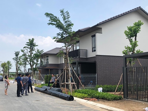 09300688nha1-093006.jpg Khách hàng tham quan một dự án bất động sản