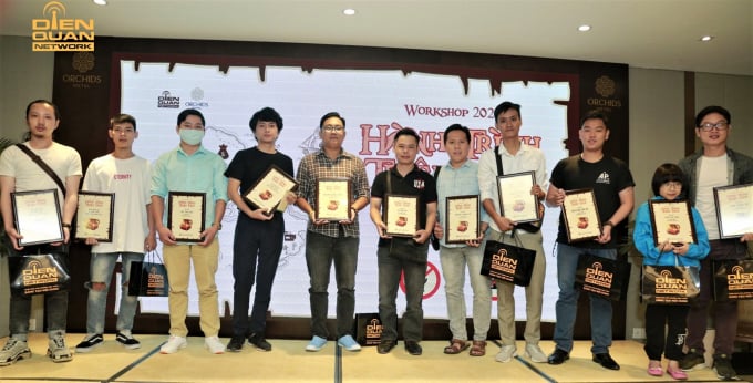 d-2001_20201102_153.jpg Trao chứng nhận đồng hành cho các YouTuber gắn bó với Chương trình Hành trình triệu view. Ảnh: MS
