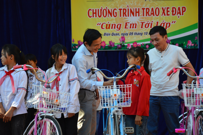 dsc_0018-1843_20201109_687.jpg Các em học sinh phấn khởi khi nhận được xe đạp từ chương trình 'Cùng em tới lớp'. Ảnh: A.T