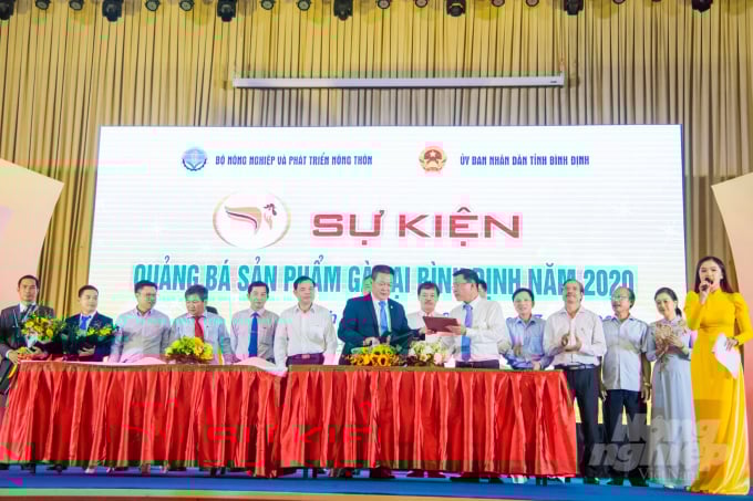 watermark_4-1046_20201014_601.jpg Anh Lê Văn Dư, Giám đốc Công ty TNHH Giống gia cầm Minh Dư ký kết hợp tác tại sự kiện quảng bá sản phẩm gà tại Bình Định-2020. Ảnh: Vũ Đình Thung.