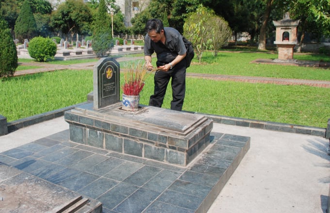 14451479h9-144514.jpg Tác giả thắp hương cho các liệt sĩ hy sinh Điện Biên Phủ