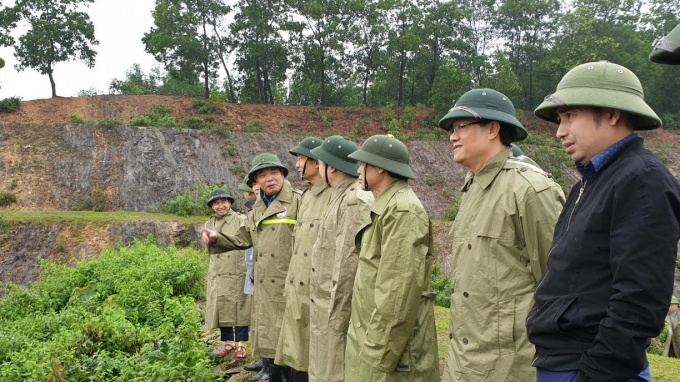 Đoàn kiểm tra tràn sự cố hồ chứa Kẻ Gỗ. Ảnh: Thanh Nga.