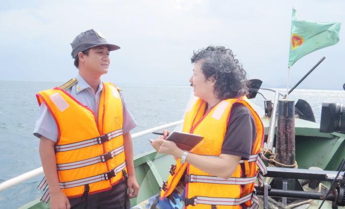 55-2108_20201116_613.jpg Phóng viên Báo NNVN tác nghiệp trên biển. Ảnh: N.Tâm.