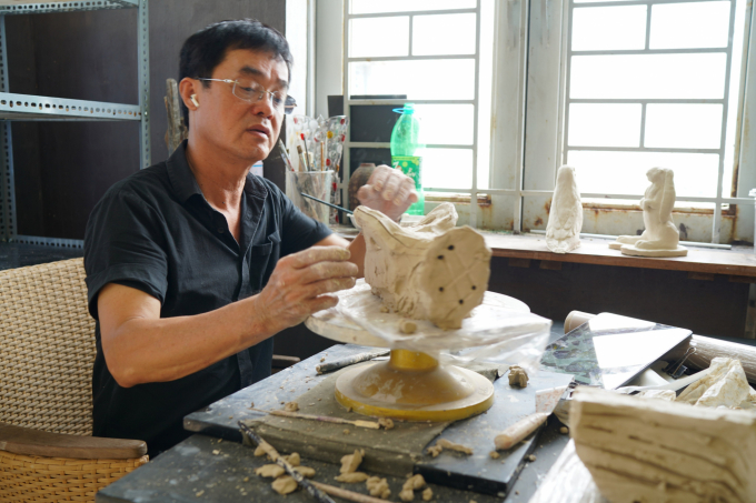 2-0109_20201124_668.jpg Với họa sĩ Đinh Phong chỉ khi kết hợp sáng tạo tác phẩm điêu khắc thì anh mới thực sự thỏa mãn được 'giấc mơ bay' với chính mình. Ảnh: Minh Vương.
